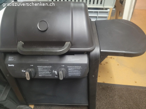 GasGrill. Kleiner noch funktionierender Gasgrill zu verschenken.Wurde mit Hitzebeständigen Lack neu zum Leben erweckt. Weist etwas Flugrost, ansonsten noch gut im Schuss.