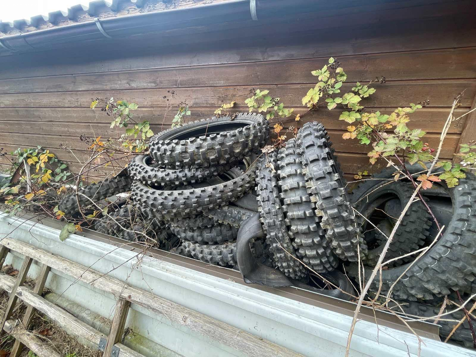 Gebrauchte pneus (Motocross+autopneus)zu verschenken. Wir haben pneus von  Motorrädern und Autos zu verschenken….
Sind gebraucht….sehen sie in den Fotos….
Man könnte sie jederzeit am Ort abholen …werde ihnen dann Adresse geben….
Zum fahren sicherlich nicht mehr gut aber für Dekos im Garten oder irgend was anderes?……