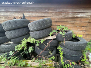 Gebrauchte pneus (Motocross+autopneus)zu verschenken. Wir haben pneus von  Motorrädern und Autos zu verschenken….
Sind gebraucht….sehen sie in den Fotos….
Man könnte sie jederzeit am Ort abholen …werde ihnen dann Adresse geben….
Zum fahren sicherlich nicht mehr gut aber für Dekos im Garten oder irgend was anderes?……