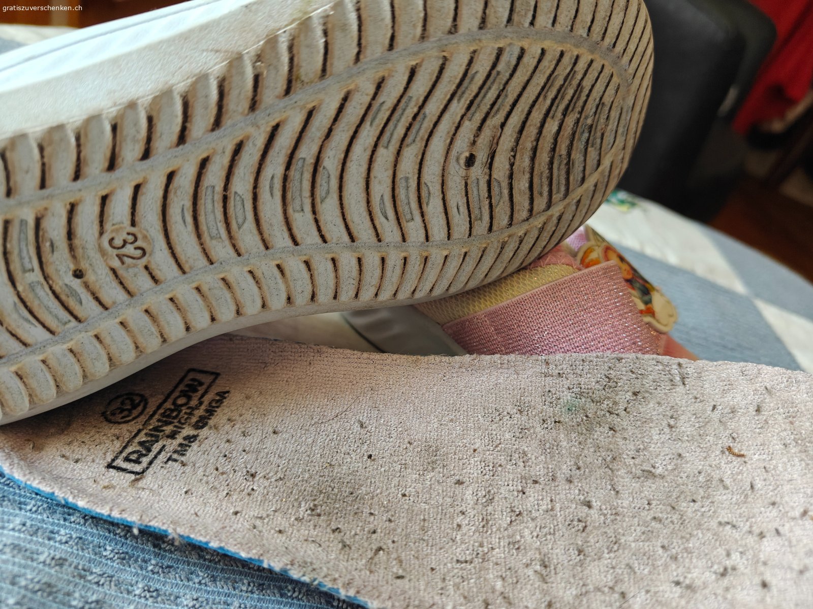 Gebrauchte SoftHallenschuhe Gr.32zum austragen. Ich gebe nach einen jährigem Turnunterricht die soft Hallenschuhe meiner Tochter zum Austragen in Gr 32.die außen Sohle weiss abgenutzt ,die innen Sohle muss selbst gewaschen werden.gratis Abholung in Chur ,zusenden im B Post Packer zu 9fr was aber nicht mehr rendabel wäre aber auf Wunsch getätigt wird.es handelt sich um Schuhe für dankbare Abnehmer ohne Ansprüche.