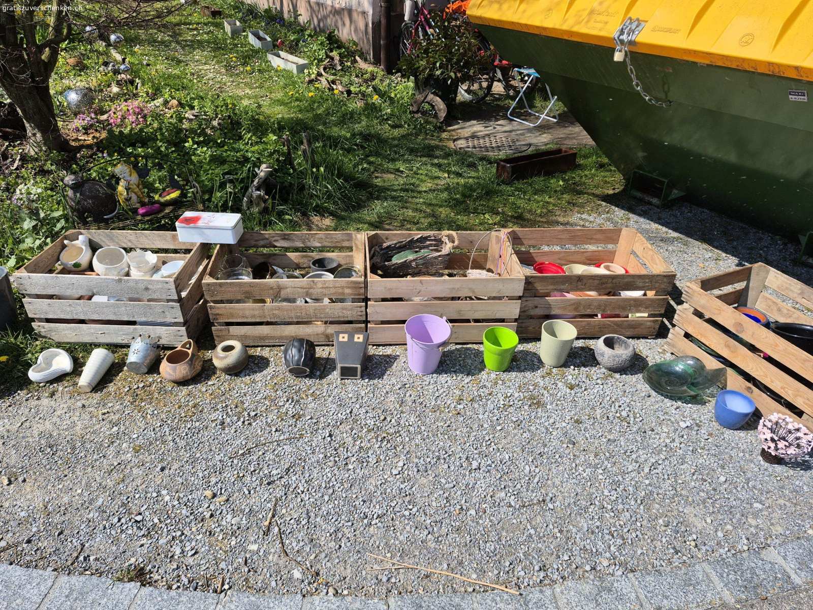 Diverses, Gefässe, Töpfe, Körbe. Wegen Umzug verschiedene Sachen, Gefässe und Töpfe. Wird laufend neue Sachen dazu gestellt.Abzuholen an der Silbergruebstrasse 7 in Mönchaltorf. Stehen draussen.Töpfe sind gebraucht und kommen aus dem Keller.