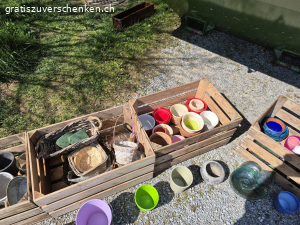 Diverses, Gefässe, Töpfe, Körbe. Wegen Umzug verschiedene Sachen, Gefässe und Töpfe. Wird laufend neue Sachen dazu gestellt.Abzuholen an der Silbergruebstrasse 7 in Mönchaltorf. Stehen draussen.Töpfe sind gebraucht und kommen aus dem Keller.