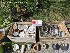 Diverses, Gefässe, Töpfe, Körbe. Wegen Umzug verschiedene Sachen, Gefässe und Töpfe. Wird laufend neue Sachen dazu gestellt.Abzuholen an der Silbergruebstrasse 7 in Mönchaltorf. Stehen draussen.Töpfe sind gebraucht und kommen aus dem Keller.