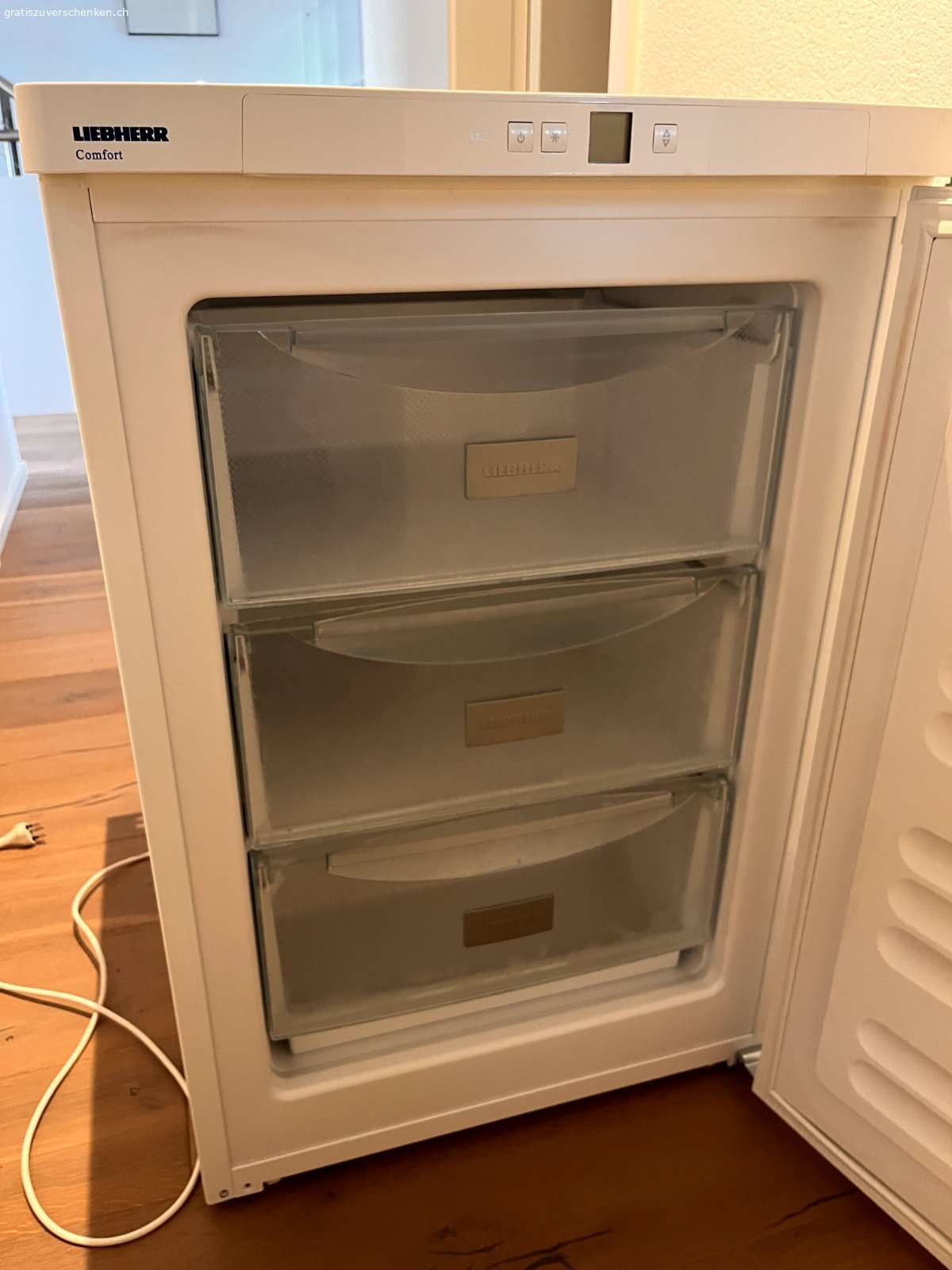 Gefrierschrank Liebherr kompakt 3 Schubladen. Wichtigste technische Daten
- Modell Liebherr GP1213 20K
- Nutzinhalt: ca. 97 bis 98 Liter
- Abmessungen (H × B × T): 85,5 × 56 × 62,5 cm
- Schubladen: 3 transparente Gefrierschubladen 
- Baujahr 2014
- Geräuschentwicklung: Sehr leise im Betrieb mit ca. 39 bis 40 dB.
- Türanschlag rechts, evt. möglich Seite zu tauschen
Läuft einwandfrei. Kleine Macke an einer Schublade, weil mal angeschlagen beim Reinigen.
Abzugeben, weil wir ein grösseres Modell brauchten.