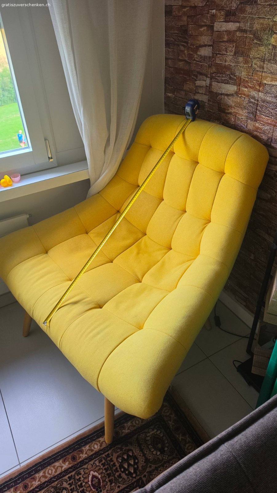 Gelbe Relaxliege / Chaiselongue. Gemütliche, gepolsterte Relaxliege in Gelb mit Holzbeinen gratis abzugeben. Ideal zum Lesen und Entspannen.

Die sichtbaren Flecken stammen von der Kreide meiner Tochter und lassen sich ganz leicht entfernen. Zustand siehe Fotos.

Die Beine können für den Transport demontiert werden.

Weitere Informationen zum Originalmodell:
https://de.vente-unique.ch/c/sessel-andere?pid=745253

Nur Selbstabholung in 6312 Steinhausen, nach Absprache.

Bei Interesse gerne melden!