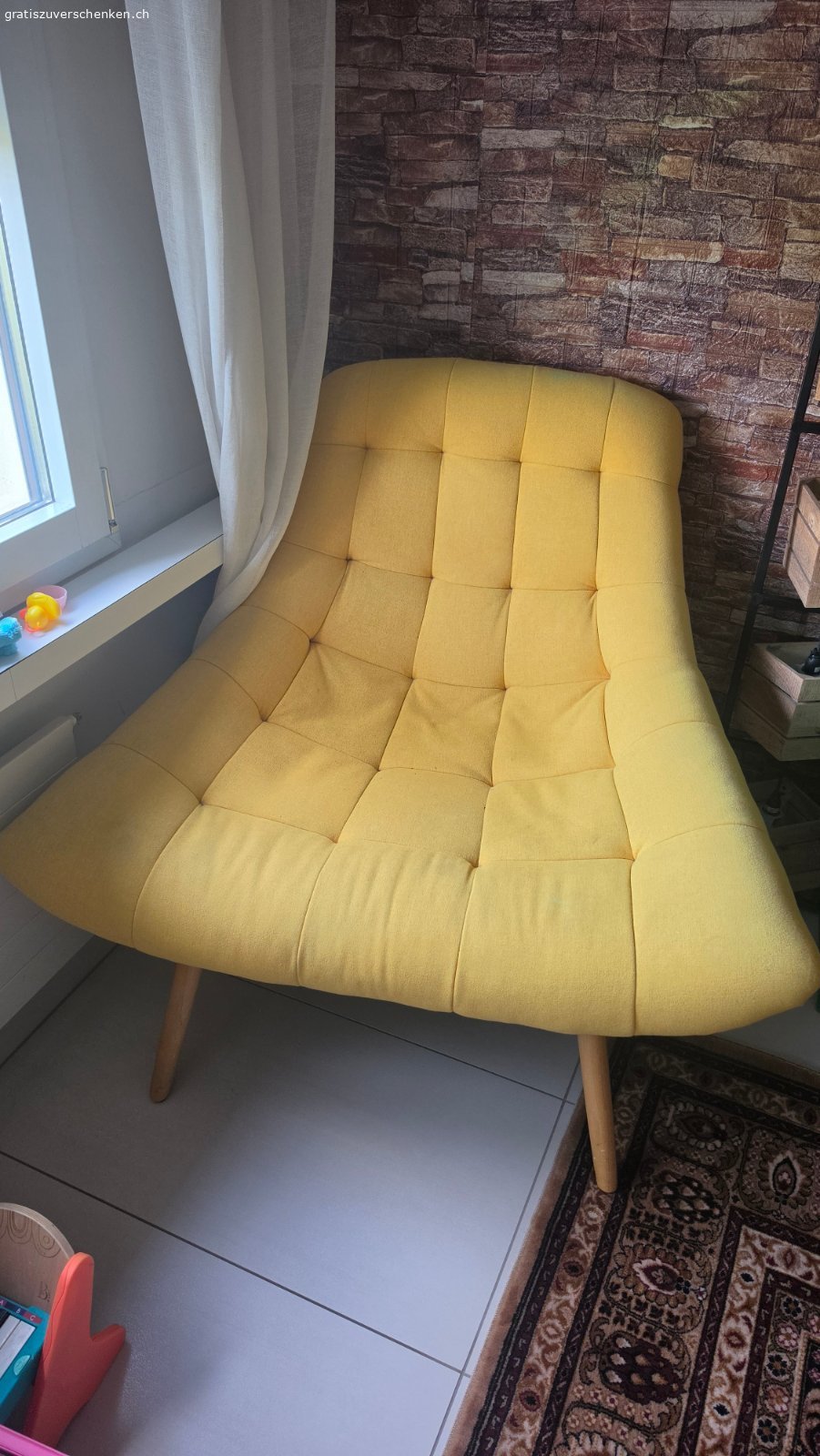 Gelbe Relaxliege / Chaiselongue. Gemütliche, gepolsterte Relaxliege in Gelb mit Holzbeinen gratis abzugeben. Ideal zum Lesen und Entspannen.

Die sichtbaren Flecken stammen von der Kreide meiner Tochter und lassen sich ganz leicht entfernen. Zustand siehe Fotos.

Die Beine können für den Transport demontiert werden.

Weitere Informationen zum Originalmodell:
https://de.vente-unique.ch/c/sessel-andere?pid=745253

Nur Selbstabholung in 6312 Steinhausen, nach Absprache.

Bei Interesse gerne melden!