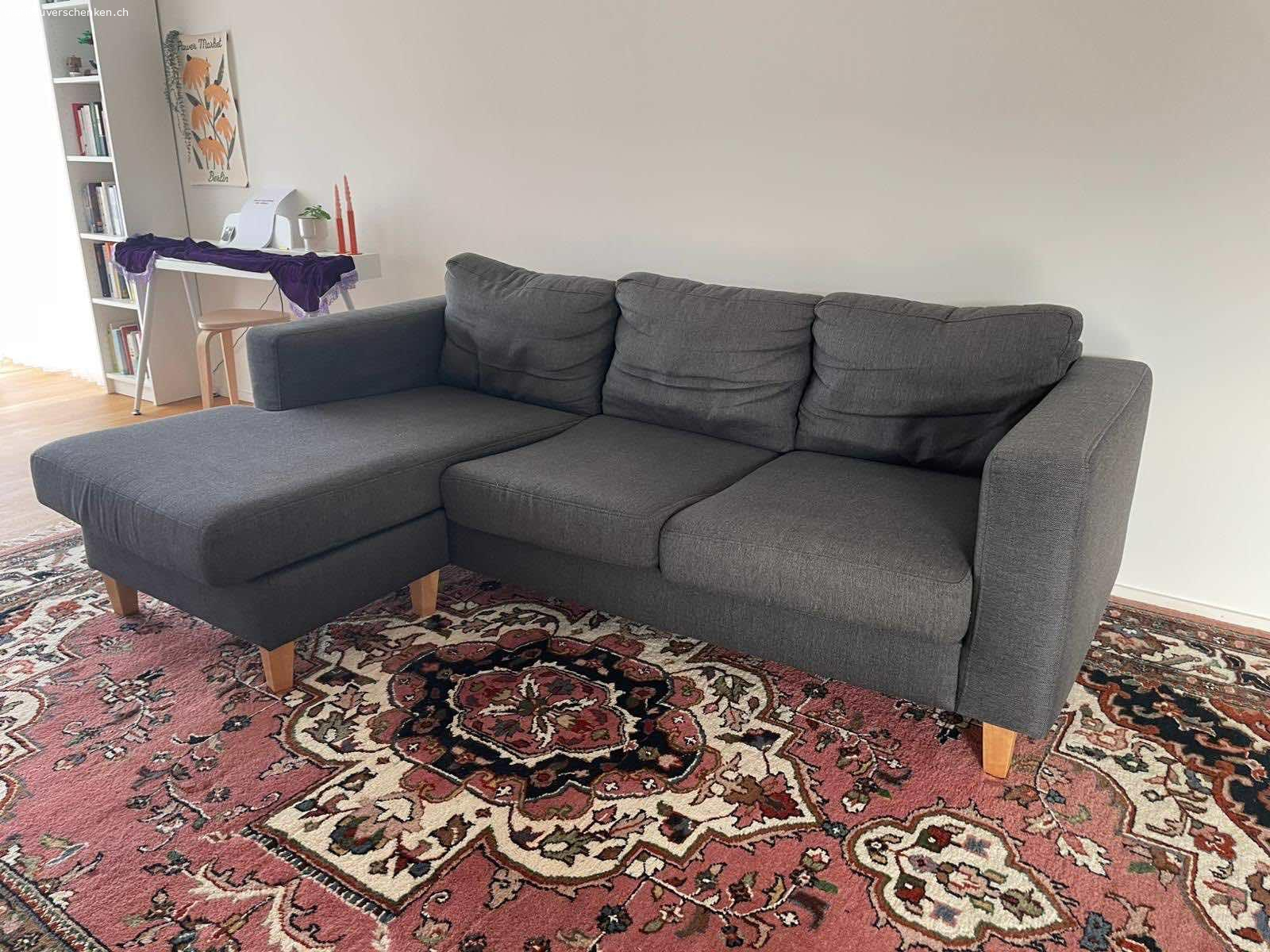 Gemütliches Ecksofa in grau. Graues L-Sofa zu verschenken. Das Sofa ist gebraucht, aber in gutem Zustand. An der Unterseite ist ein kleiner Riss im Holz, der die Stabilität aber nicht mindert. Sofa muss abgeholt werden.