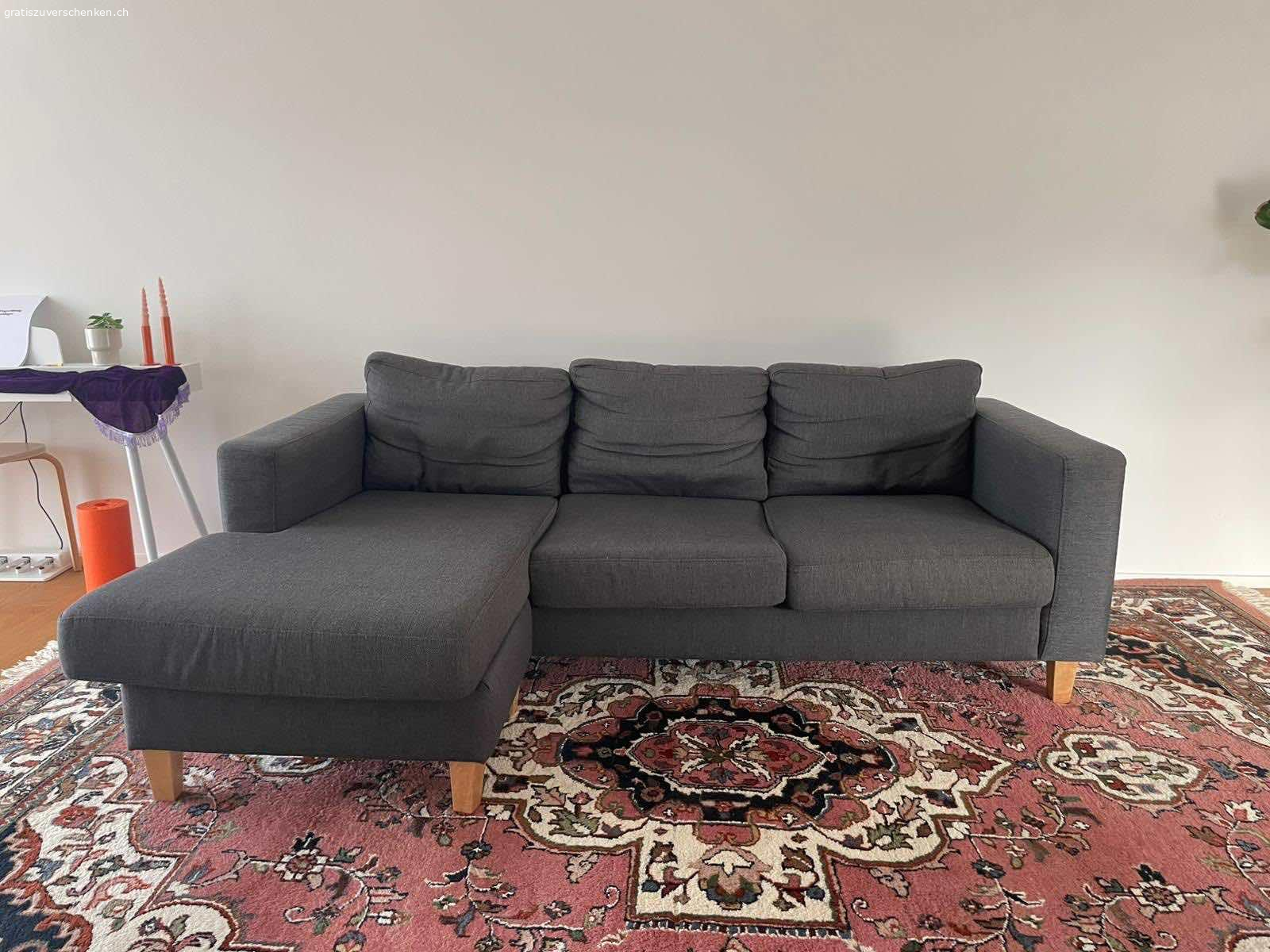 Gemütliches Ecksofa in grau. Graues L-Sofa zu verschenken. Das Sofa ist gebraucht, aber in gutem Zustand. An der Unterseite ist ein kleiner Riss im Holz, der die Stabilität aber nicht mindert. Sofa muss abgeholt werden.