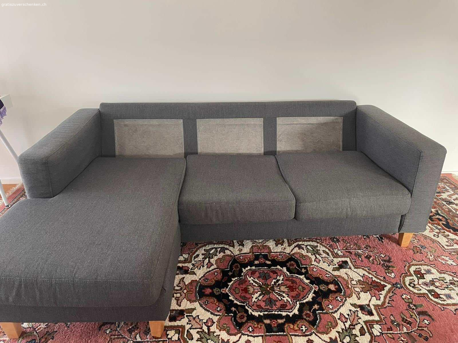 Gemütliches Ecksofa in grau. Graues L-Sofa zu verschenken. Das Sofa ist gebraucht, aber in gutem Zustand. An der Unterseite ist ein kleiner Riss im Holz, der die Stabilität aber nicht mindert. Sofa muss abgeholt werden.