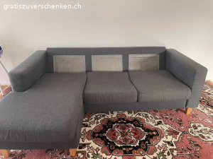 Gemütliches Ecksofa in grau. Graues L-Sofa zu verschenken. Das Sofa ist gebraucht, aber in gutem Zustand. An der Unterseite ist ein kleiner Riss im Holz, der die Stabilität aber nicht mindert. Sofa muss abgeholt werden.