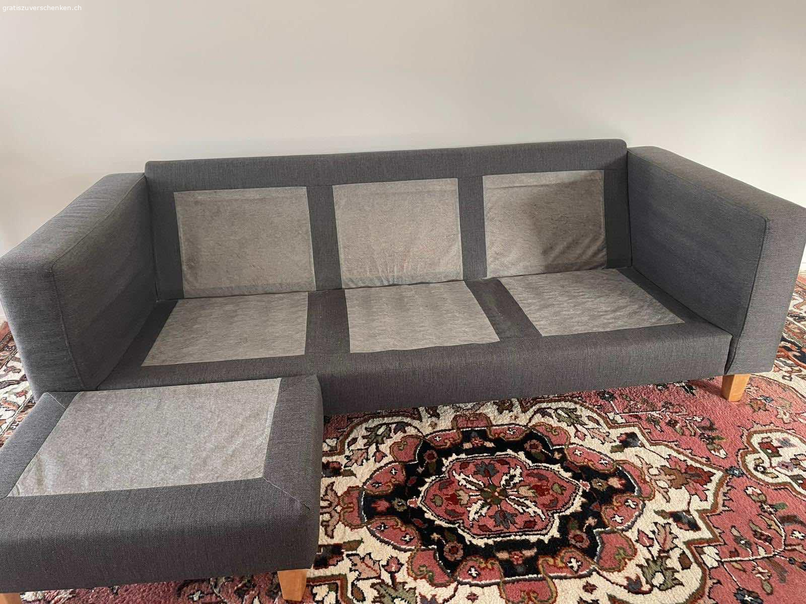 Gemütliches Ecksofa in grau. Graues L-Sofa zu verschenken. Das Sofa ist gebraucht, aber in gutem Zustand. An der Unterseite ist ein kleiner Riss im Holz, der die Stabilität aber nicht mindert. Sofa muss abgeholt werden.