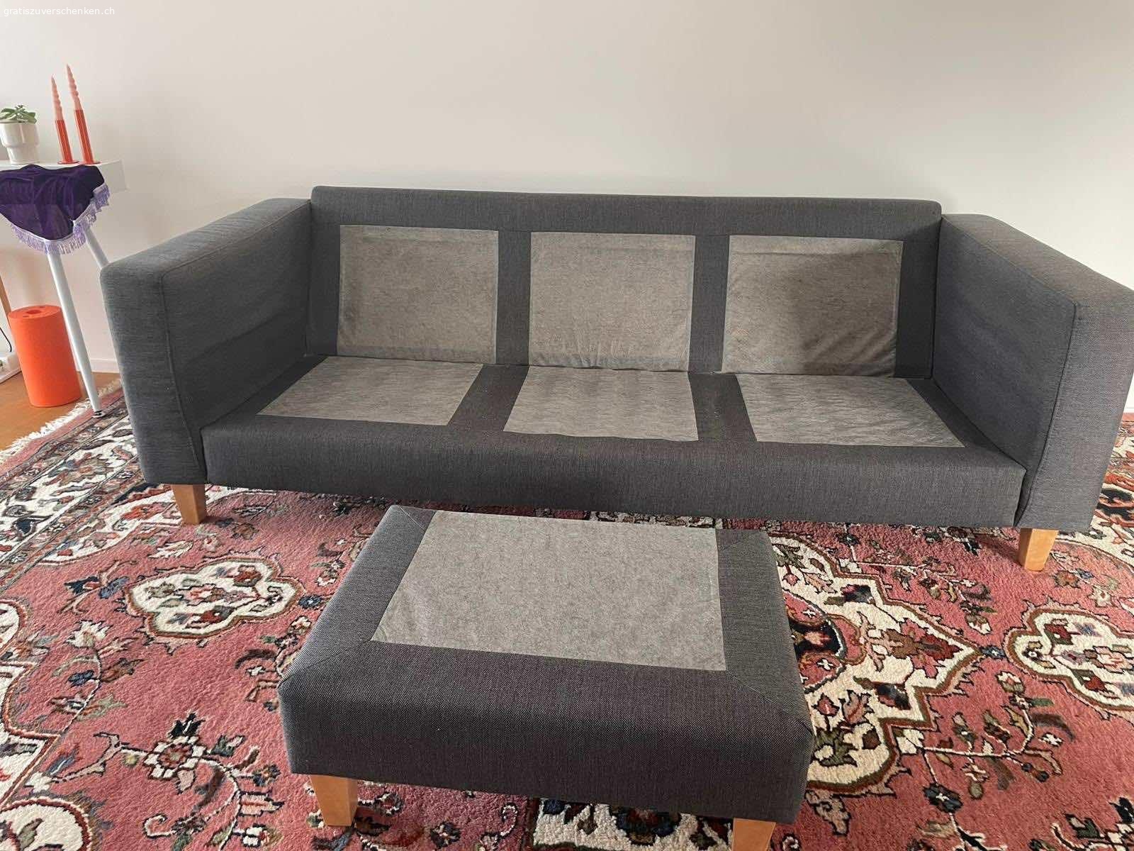 Gemütliches Ecksofa in grau. Graues L-Sofa zu verschenken. Das Sofa ist gebraucht, aber in gutem Zustand. An der Unterseite ist ein kleiner Riss im Holz, der die Stabilität aber nicht mindert. Sofa muss abgeholt werden.