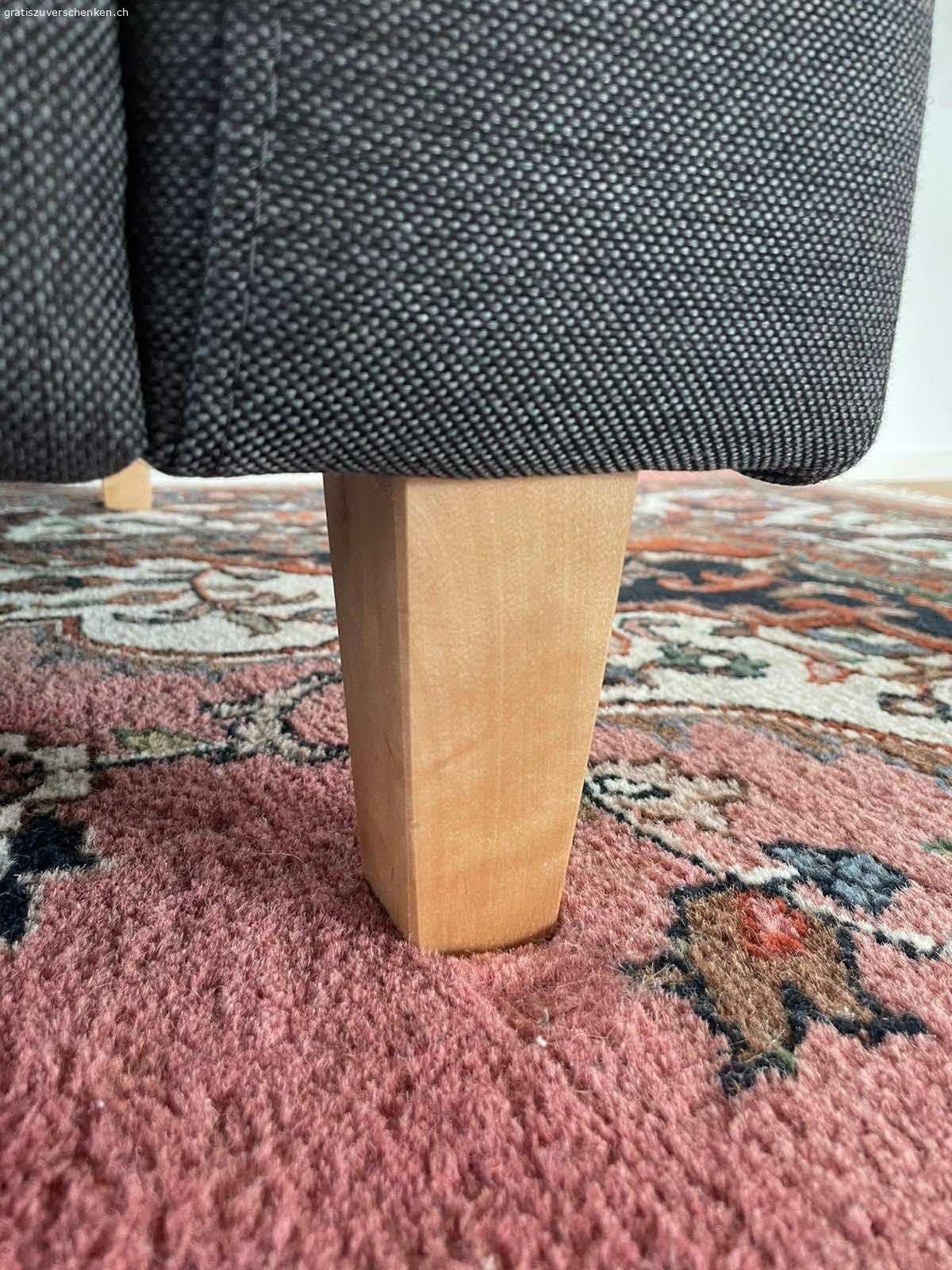 Gemütliches Ecksofa in grau. Graues L-Sofa zu verschenken. Das Sofa ist gebraucht, aber in gutem Zustand. An der Unterseite ist ein kleiner Riss im Holz, der die Stabilität aber nicht mindert. Sofa muss abgeholt werden.
