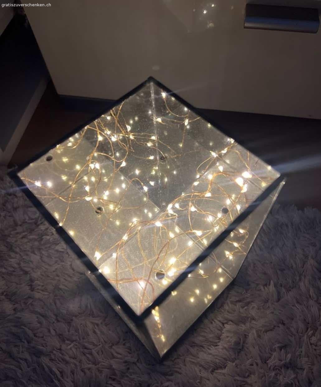 Gemütliches Sternenhimmel-Licht. Dieser schöne Artikel war mal ein Geschenk, passt bei uns jedoch leider nicht in die Wohnung. Wir hoffen nun, dass jemand anderem dieses gemütliche Licht viel Freude bringt. :)

Höhe: 20cm
Durchmesser: 10cm
2 AA Batterien inkl.

Wird bei Übernahme der Portokosten auch gerne verschickt. :)