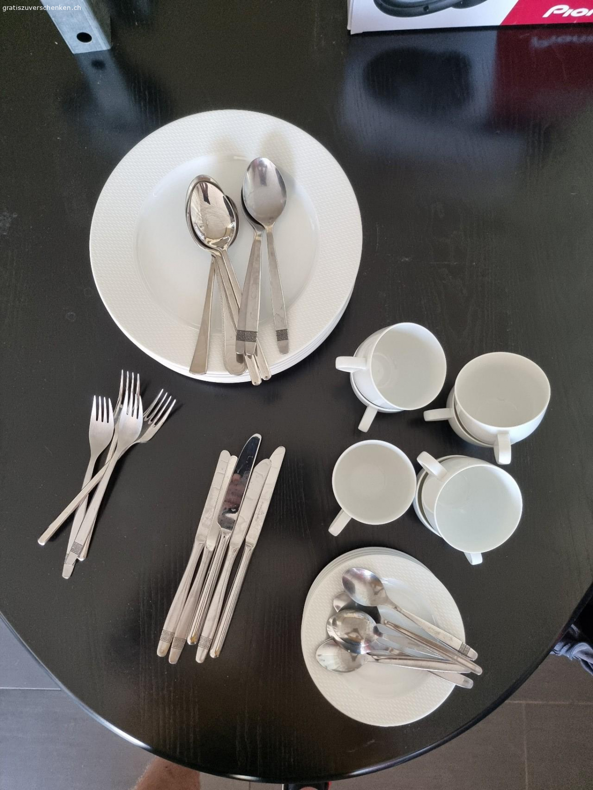 geschir mir besteck. alles noch brauchbar und ganz.

muss alles zusammen abgeholt werden.