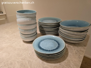 Geschirrset à table (Coop). 2 jährig
7x Schale
7x Frühstücksteller
8x Suppenteller
10x grosse Teller