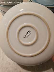 Geschirrset à table (Coop). 2 jährig
7x Schale
7x Frühstücksteller
8x Suppenteller
10x grosse Teller