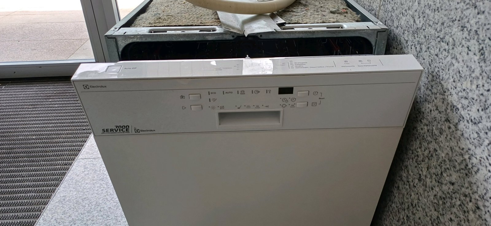 Geschirrspülmaschine von Elektrolux. Eine relativ neue Geschirrspülmaschine von Elektrolux   mit Abwasser-Schlauch und zwei Etagen für Geschirr, inklusive Besteck-korb