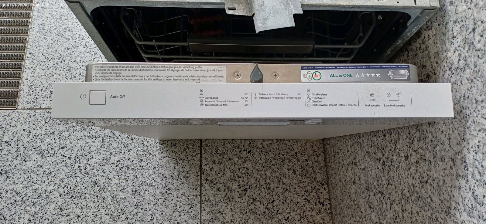 Geschirrspülmaschine von Elektrolux. Eine relativ neue Geschirrspülmaschine von Elektrolux   mit Abwasser-Schlauch und zwei Etagen für Geschirr, inklusive Besteck-korb