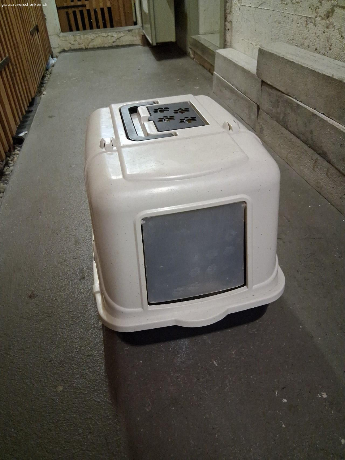 Geschlossene Katzentoilette. Geschlossene Katzentoilette mit Schwingtür & Tragegriff, dreiseitig geschützt, Raum für Kohlefilter im Deckel, Masse: ca. L 49 x B 36 x H 39 cm. Ihre Katze kann ein geschütztes „stilles Örtchen“, um ihr Geschäft zu erledigen.