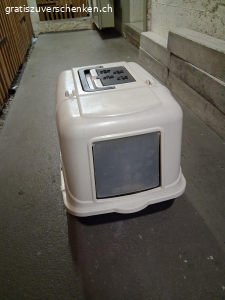 Geschlossene Katzentoilette. Geschlossene Katzentoilette mit Schwingtür & Tragegriff, dreiseitig geschützt, Raum für Kohlefilter im Deckel, Masse: ca. L 49 x B 36 x H 39 cm. Ihre Katze kann ein geschütztes „stilles Örtchen“, um ihr Geschäft zu erledigen.