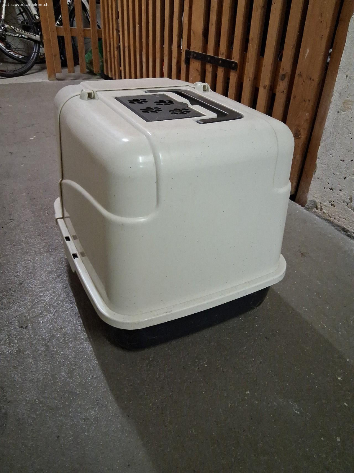 Geschlossene Katzentoilette. Geschlossene Katzentoilette mit Schwingtür & Tragegriff, dreiseitig geschützt, Raum für Kohlefilter im Deckel, Masse: ca. L 49 x B 36 x H 39 cm. Ihre Katze kann ein geschütztes „stilles Örtchen“, um ihr Geschäft zu erledigen.