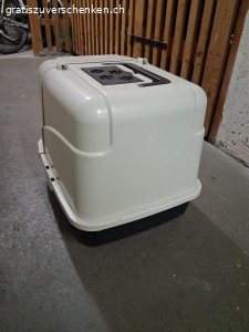 Geschlossene Katzentoilette. Geschlossene Katzentoilette mit Schwingtür & Tragegriff, dreiseitig geschützt, Raum für Kohlefilter im Deckel, Masse: ca. L 49 x B 36 x H 39 cm. Ihre Katze kann ein geschütztes „stilles Örtchen“, um ihr Geschäft zu erledigen.