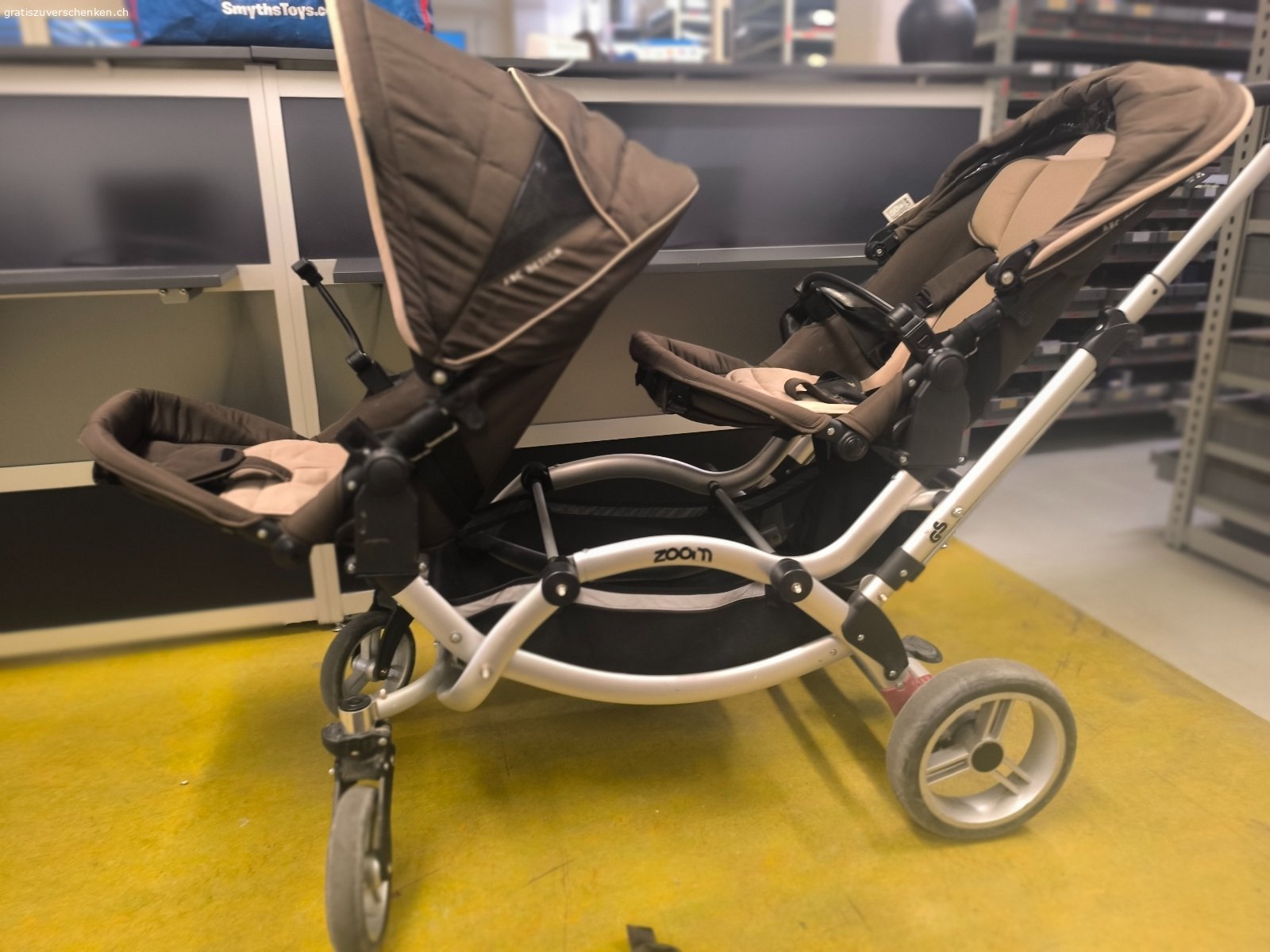 Geschwisterkinderwagen mit diversen Zubehörteilen. Der Wagen wurde Occasion gekauft und ist funktionsfähig und sauber.
