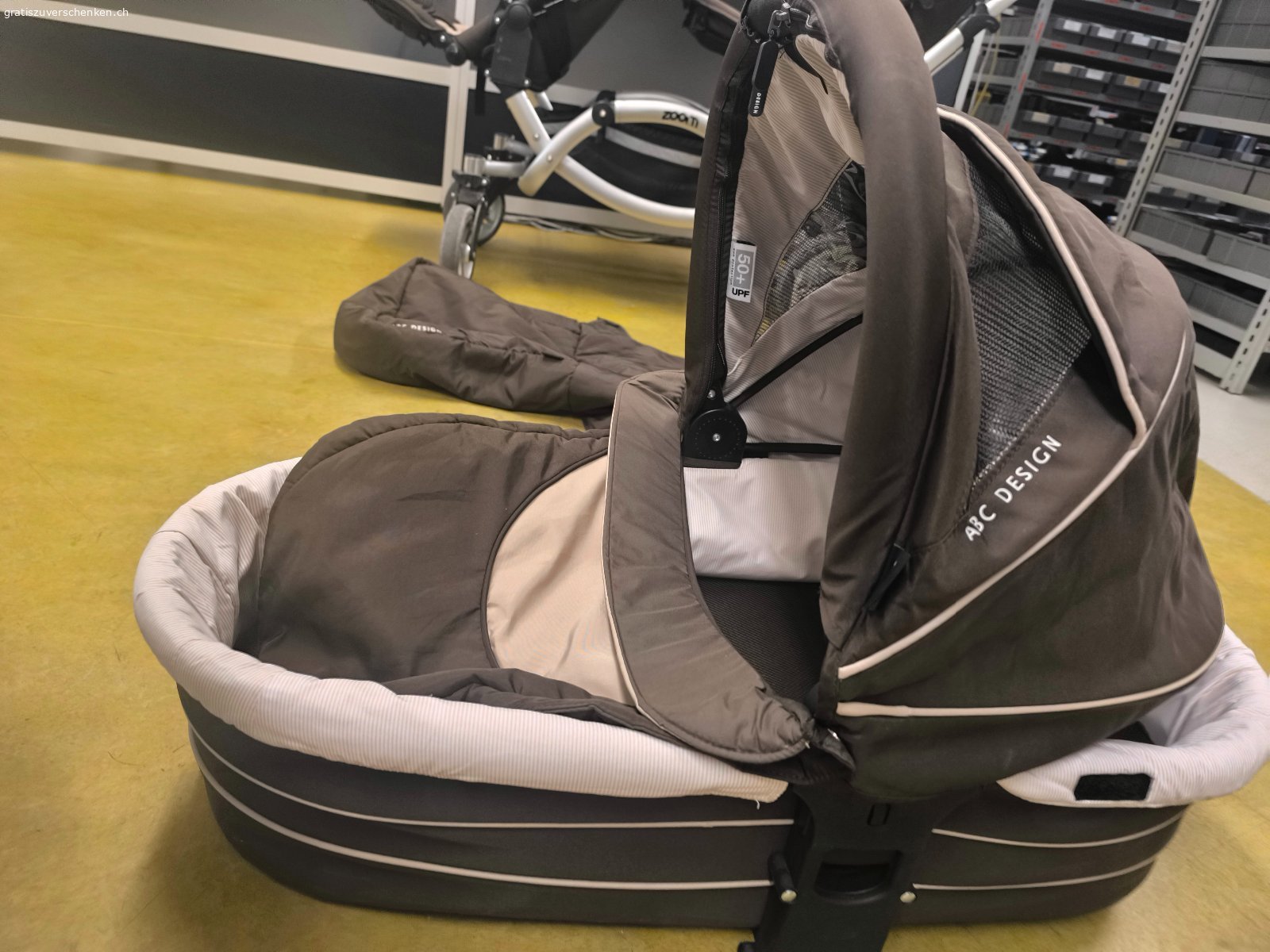 Geschwisterkinderwagen mit diversen Zubehörteilen. Der Wagen wurde Occasion gekauft und ist funktionsfähig und sauber.