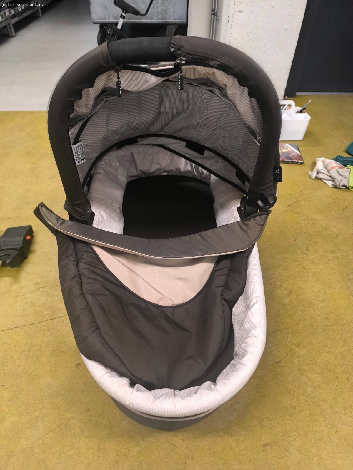 Geschwisterkinderwagen mit diversen Zubehörteilen. Der Wagen wurde Occasion gekauft und ist funktionsfähig und sauber.
