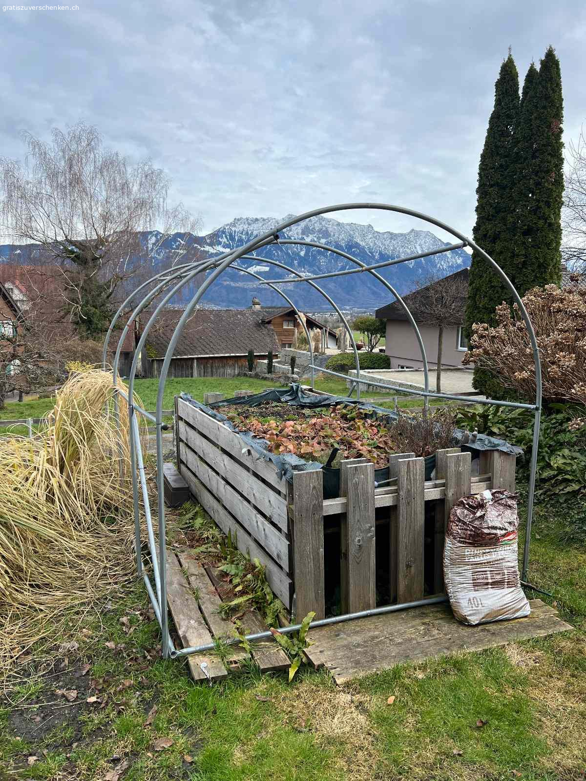 Gewächshaus Gestell ohne Haube. Massen: 2 x 2 x 3 meter
Kann zerlegt werden