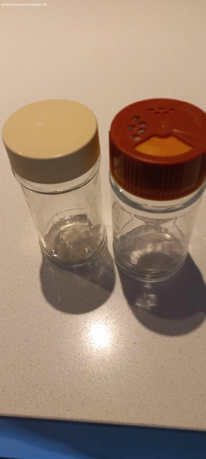 Gewürzgläser mit veschieden farbigen Deckeln. Viele Gewürzgläser zu verschenken mit farbigen Deckeln zum Dosieren.