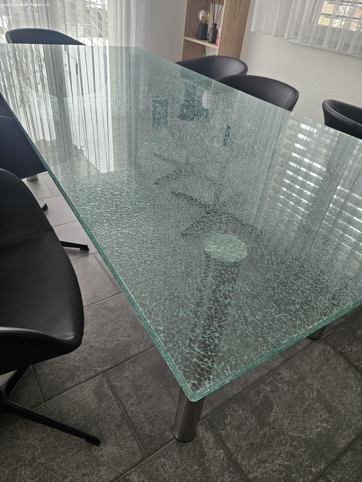 Glas-Esstisch. Glas-Esstisch mit Chrom Beinen.

Beine müssten neu angeklebt werden. Halten leider nicht mehr richtig. Sonst ist der Tisch in einem sehr guten Zustand. Leichte Kratzer vom Gebrauch.

Masse: 2.2m x 1m

Selbst Abholung. Wenn möglich noch diese Woche.