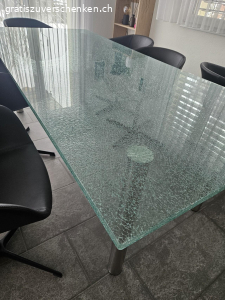 Glas-Esstisch. Glas-Esstisch mit Chrom Beinen.

Beine müssten neu angeklebt werden. Halten leider nicht mehr richtig. Sonst ist der Tisch in einem sehr guten Zustand. Leichte Kratzer vom Gebrauch.

Masse: 2.2m x 1m

Selbst Abholung. Wenn möglich noch diese Woche.