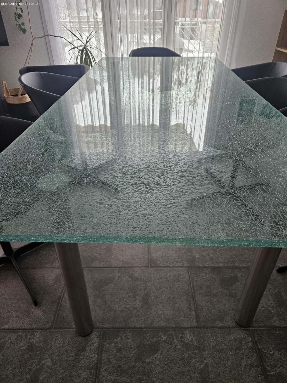 Glas-Esstisch. Glas-Esstisch mit Chrom Beinen.

Beine müssten neu angeklebt werden. Halten leider nicht mehr richtig. Sonst ist der Tisch in einem sehr guten Zustand. Leichte Kratzer vom Gebrauch.

Masse: 2.2m x 1m

Selbst Abholung. Wenn möglich noch diese Woche.