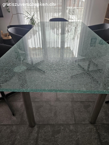 Glas-Esstisch. Glas-Esstisch mit Chrom Beinen.

Beine müssten neu angeklebt werden. Halten leider nicht mehr richtig. Sonst ist der Tisch in einem sehr guten Zustand. Leichte Kratzer vom Gebrauch.

Masse: 2.2m x 1m

Selbst Abholung. Wenn möglich noch diese Woche.