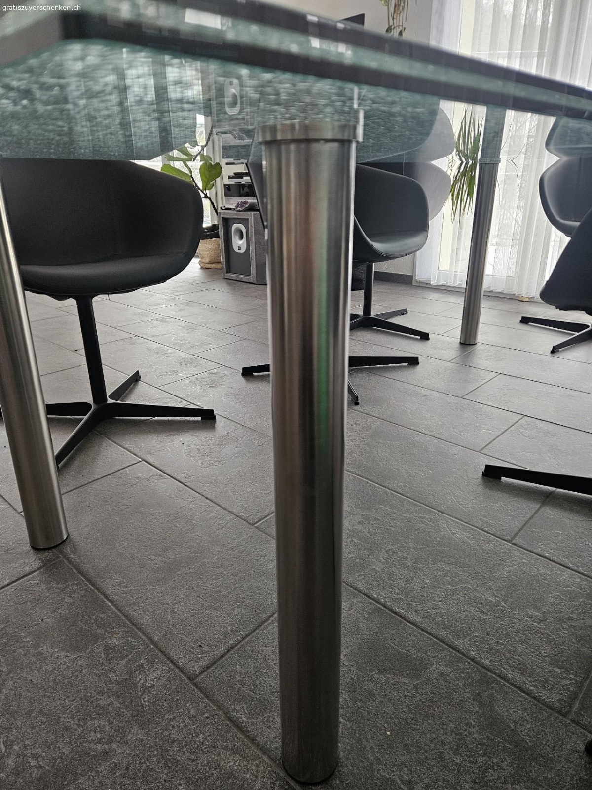 Glas-Esstisch. Glas-Esstisch mit Chrom Beinen.

Beine müssten neu angeklebt werden. Halten leider nicht mehr richtig. Sonst ist der Tisch in einem sehr guten Zustand. Leichte Kratzer vom Gebrauch.

Masse: 2.2m x 1m

Selbst Abholung. Wenn möglich noch diese Woche.