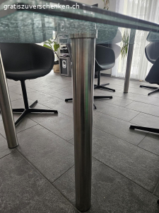 Glas-Esstisch. Glas-Esstisch mit Chrom Beinen.

Beine müssten neu angeklebt werden. Halten leider nicht mehr richtig. Sonst ist der Tisch in einem sehr guten Zustand. Leichte Kratzer vom Gebrauch.

Masse: 2.2m x 1m

Selbst Abholung. Wenn möglich noch diese Woche.
