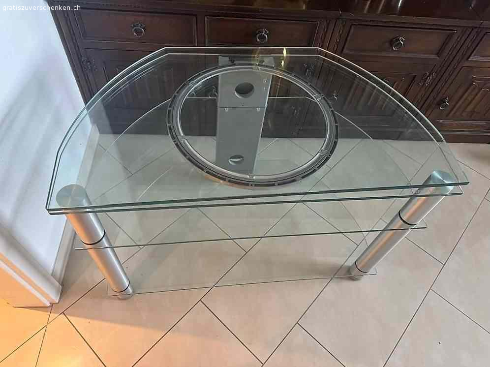 Glas Fernsehtisch. Schönes, gebrauchtes Fernsehmöbel aus Glas. 95breit 65breit und 54tief Das Möbelstück ist ideal für kleine Wohnzimmer oder Ecken. Es bietet Platz für einen Fernseher und andere Mediengeräte. Das Glas ist in gutem Zustand, hat aber leichte Gebrauchsspuren. Die Konstruktion ist stabil und robust.
