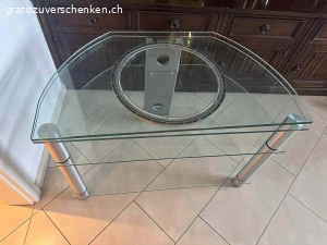 Glas Fernsehtisch. Schönes, gebrauchtes Fernsehmöbel aus Glas. 95breit 65breit und 54tief Das Möbelstück ist ideal für kleine Wohnzimmer oder Ecken. Es bietet Platz für einen Fernseher und andere Mediengeräte. Das Glas ist in gutem Zustand, hat aber leichte Gebrauchsspuren. Die Konstruktion ist stabil und robust.