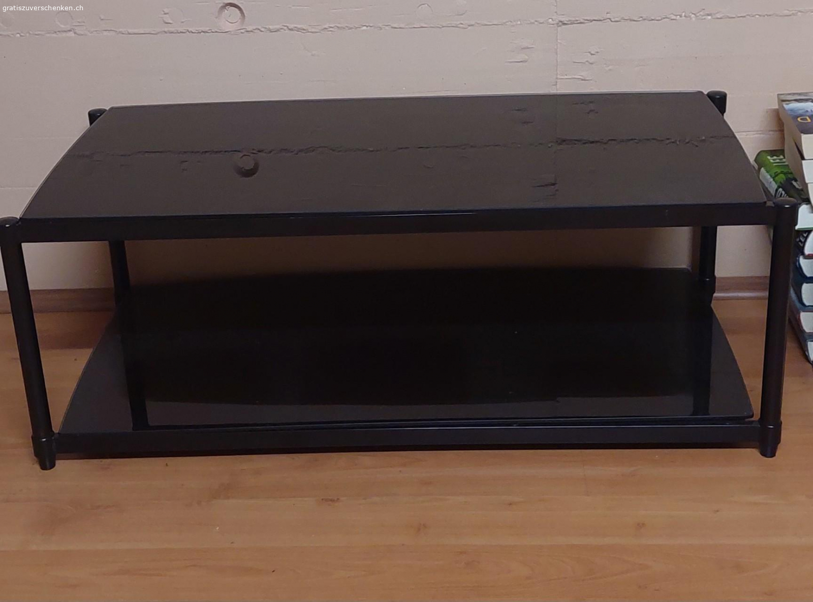 Glas Tisch nieder. Hochwertiger Glas Tisch als TV-Musik Möbel oder Couchtisch. Metallgestell schwarz, 2 schwarze Glasplatten, Masse 48x97cm. Muss abgeholt werden.