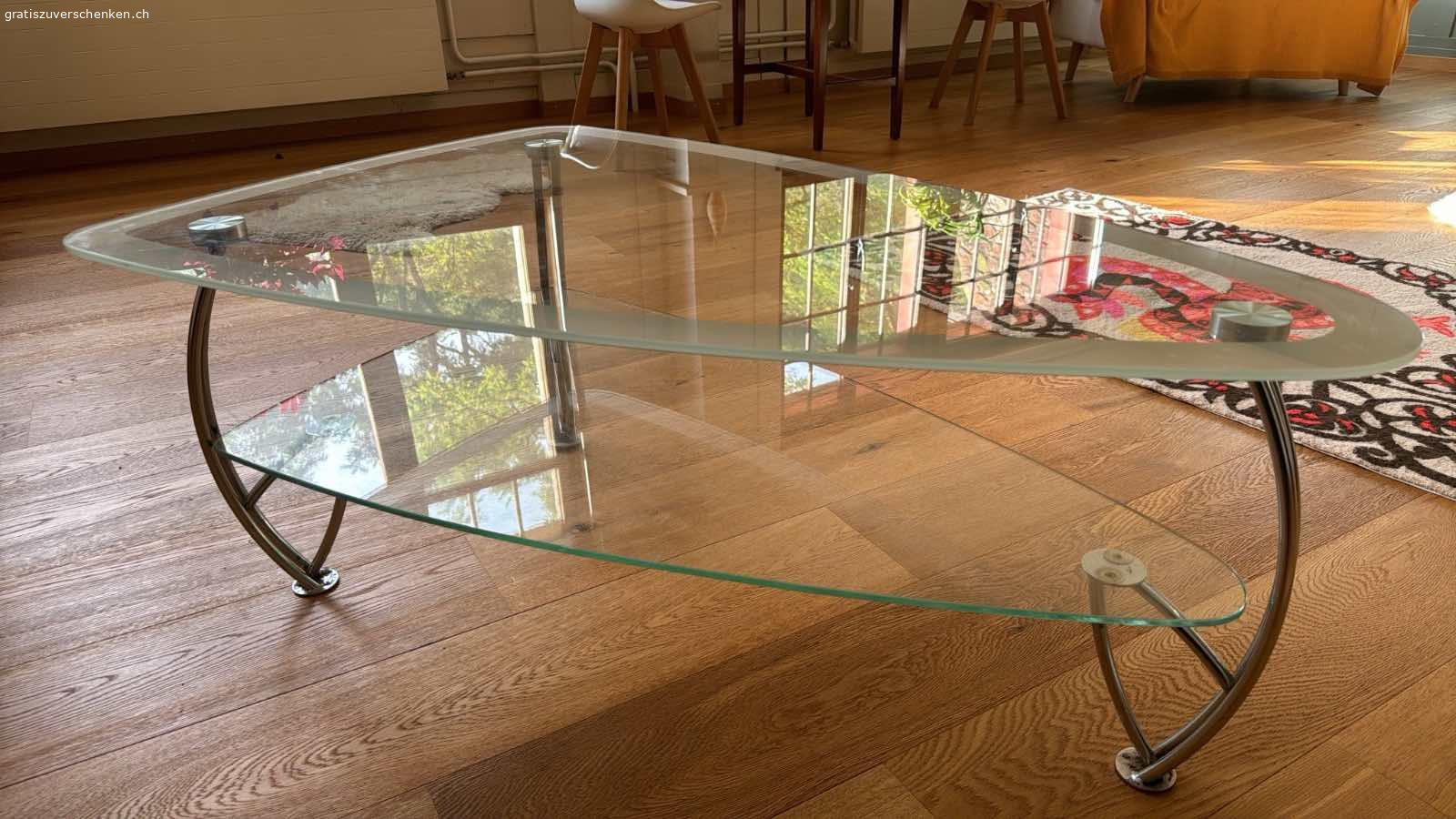 Glas-Tisch. wunderschöner Glastisch mit 2 Flächen, Oberflächen sind gut in Form, Metallbeine: Gesamthöhe 43 cm, unteres Glas bei 21 cm Höhe, Länge: 1.10 m,  Breite maximal 70 cm.