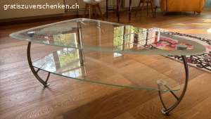 Glas-Tisch. wunderschöner Glastisch mit 2 Flächen, Oberflächen sind gut in Form, Metallbeine: Gesamthöhe 43 cm, unteres Glas bei 21 cm Höhe, Länge: 1.10 m,  Breite maximal 70 cm.