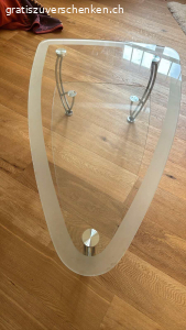 Glas-Tisch. wunderschöner Glastisch mit 2 Flächen, Oberflächen sind gut in Form, Metallbeine: Gesamthöhe 43 cm, unteres Glas bei 21 cm Höhe, Länge: 1.10 m,  Breite maximal 70 cm.