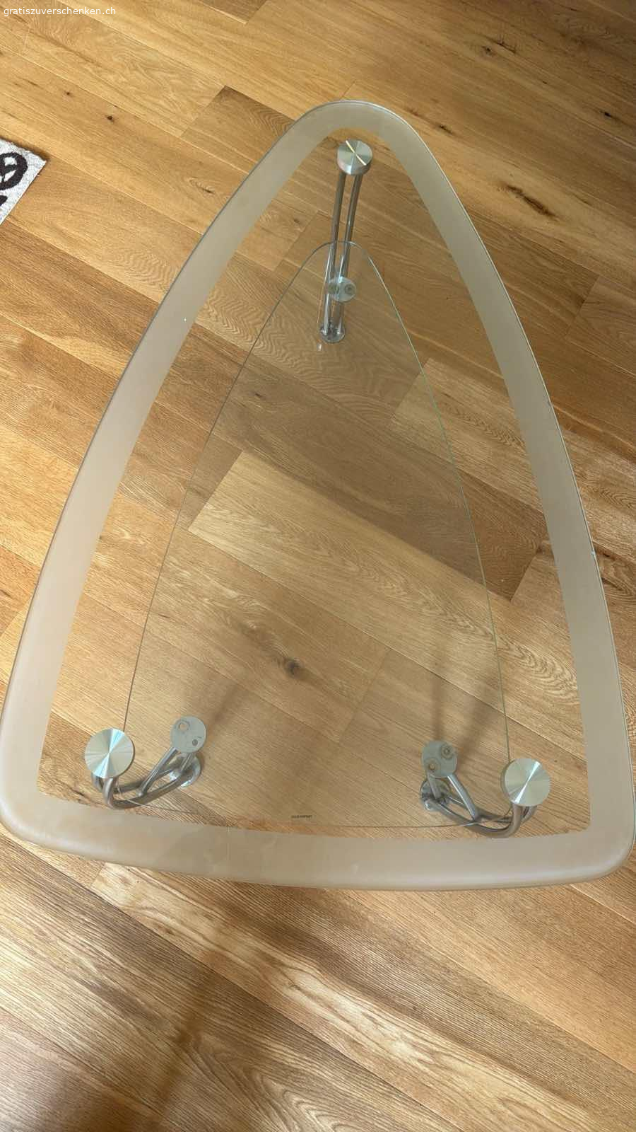 Glas-Tisch. wunderschöner Glastisch mit 2 Flächen, Oberflächen sind gut in Form, Metallbeine: Gesamthöhe 43 cm, unteres Glas bei 21 cm Höhe, Länge: 1.10 m,  Breite maximal 70 cm.