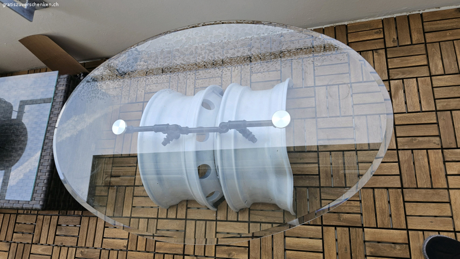 Glastisch im Garagenstil