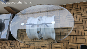 Glastisch im Garagenstil