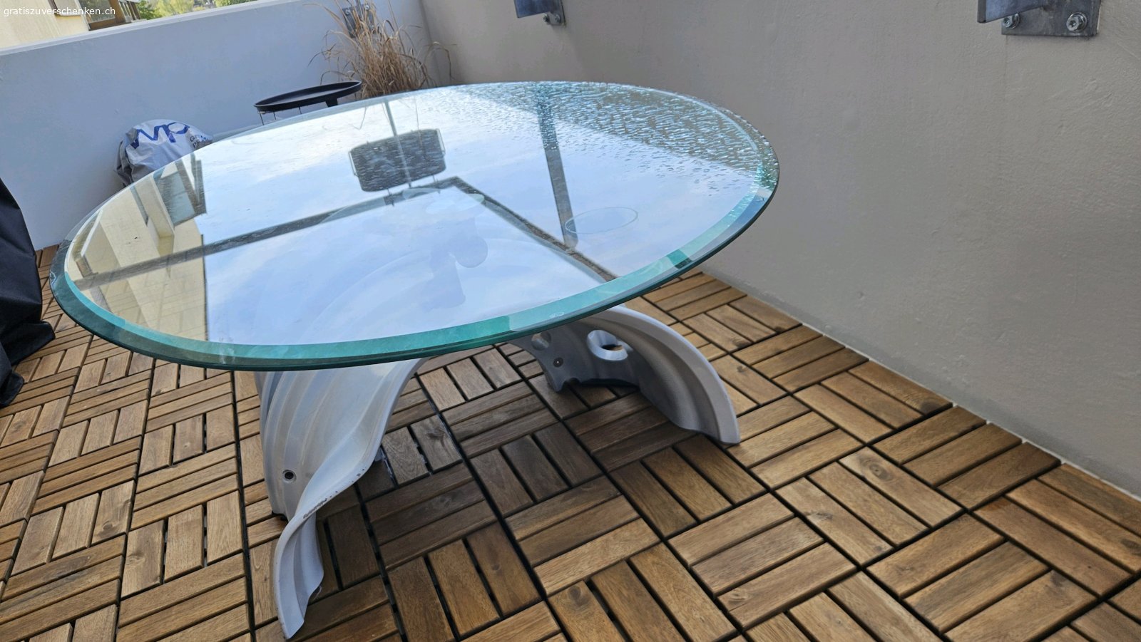 Glastisch im Garagenstil. Keine E-Mail - Nur SMS. Selbstgemachter Tisch, perfekt für Garage oder Balkon im rohen look. 125cm x 82cm x 44cm
