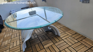 Glastisch im Garagenstil