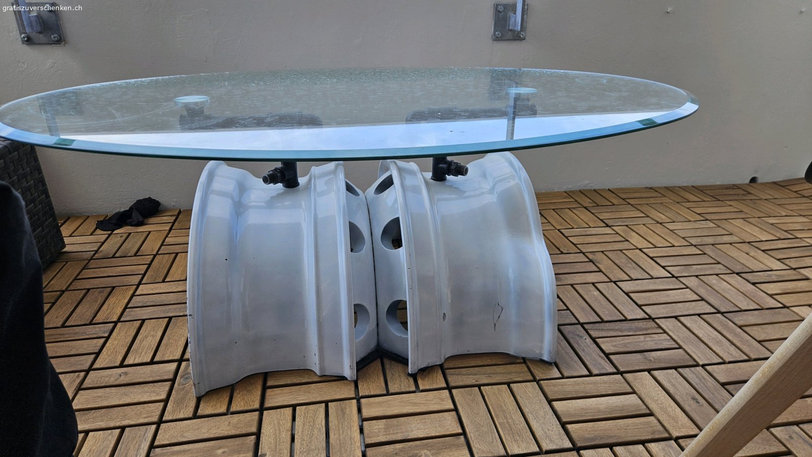 Glastisch im Garagenstil. Keine E-Mail - Nur SMS. Selbstgemachter Tisch, perfekt für Garage oder Balkon im rohen look. 125cm x 82cm x 44cm